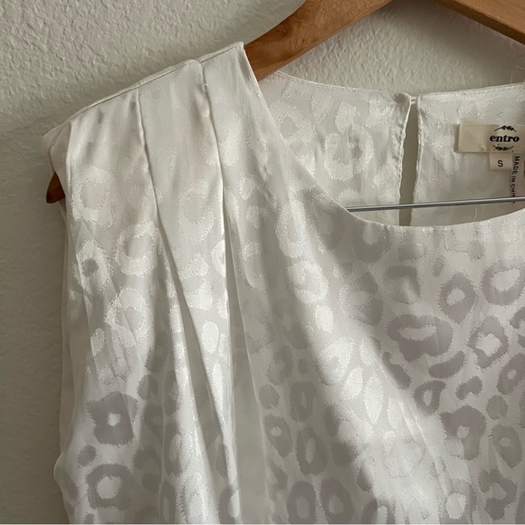 Entro Boutique White Leopard Satin Top Sz S NWT - Picture 3 of 5